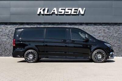 4 x СИДЕНЬЯ V-CLASS &laquo;ЛЮКС&raquo; В ЗАДНЕЙ ЧАСТИ САЛОНА
Расслабьтесь, отдохните, почувствуйте уют: сиденья V-Classе &laquo;люкс&raquo; побалуют пассажиров в задней части салона исключительным комфортом. Благодаря индивидуально регулируемым функциям массажа, спального места и подогрева и вентиляции сидений будут удовлетворены почти все желания любителей комфорта. Различные регулировки удобно выполнять сидя на месте &ndash; при помощи панели управления на внутренней стороне подлокотника. Сиденья V-Classе &laquo;люкс&raquo; обиты кожей Лугано и предлагаются в 2 вариантах расцветки.