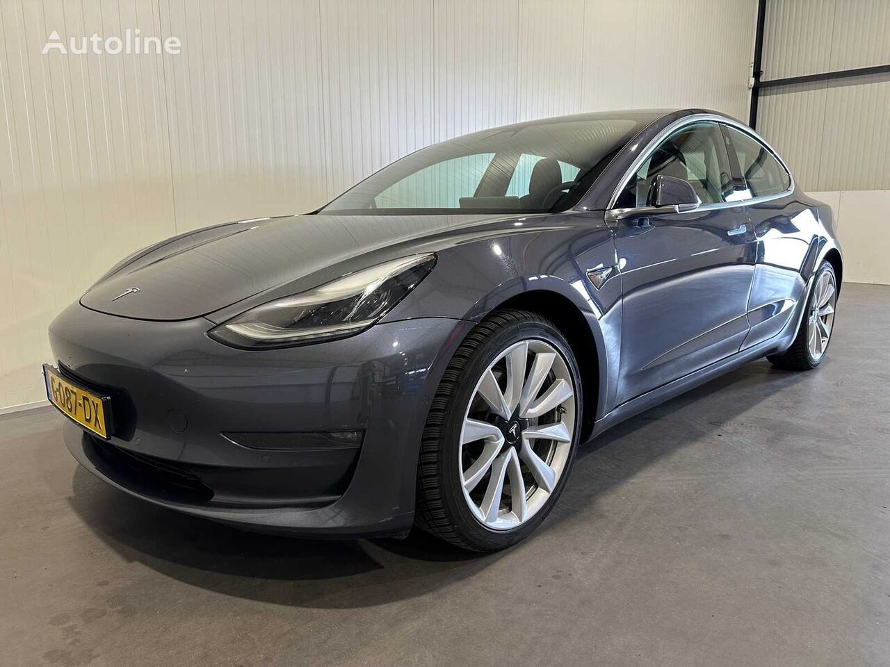 седан Tesla Model 3